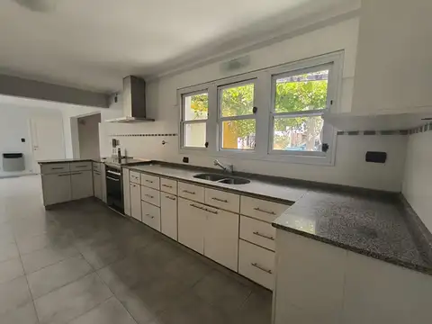 Casa 6 ambientes con 3 baños