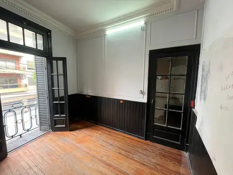 Cnel R L Falcon 1479, Piso 1