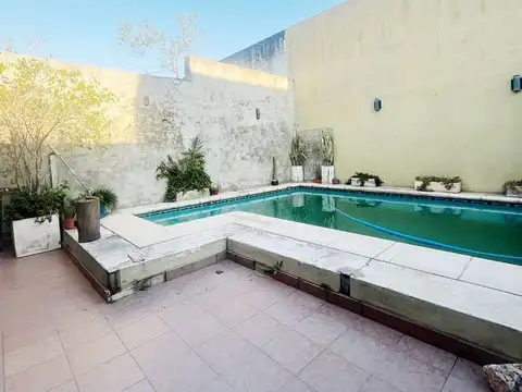 VENTA CASA C/ PILETA ZONA CENTRO