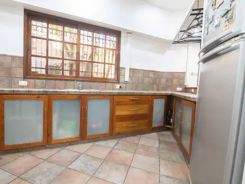 Casa 6 ambientes con 2 baños