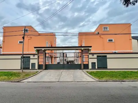 ALQUILER DE TRIPLEX CON PATIO  EN COMPLEJO