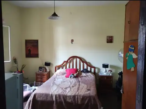 Casa 3 ambientes con dpto 2 ambientes al fondo