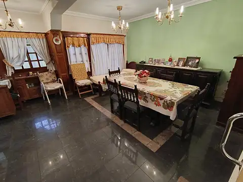 Casa 5 ambientes con 2 baños