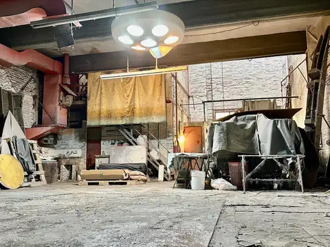 GALPÓN EN ZONA INDUSTRIAL DE MARTINEZ.