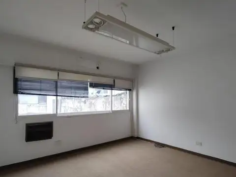 VENDO OFICINA APTO VIVIENDA EN MICROCENTRO.