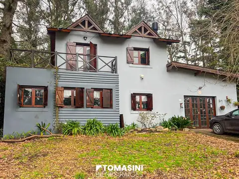 CHALET DE4 AMBIENTES DE DOS PLANTAS CON GARAGE Y PARRILLA