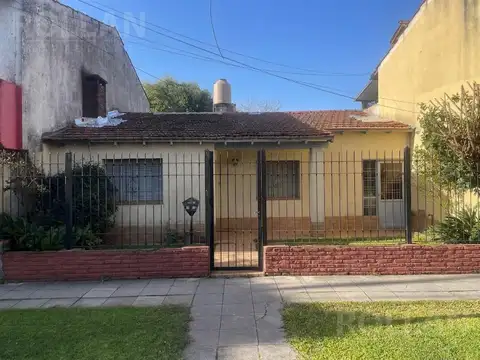 VENTA EXCELENTE CASA EN PLATA BAJA SOBRE LOTE PROPIO DE 3 AMBIENTES CON JARDIN EN CARAPACHAY