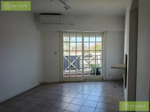 ALQUILER - Dpto. 3 ambientes al frente con cochera cubierta en Beccar