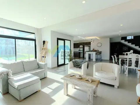Casa en Alquiler con 2 cocheras