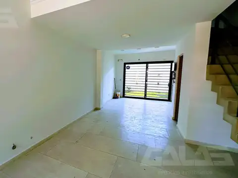 Depto Tipo Casa en Alquiler de 3 ambientes
