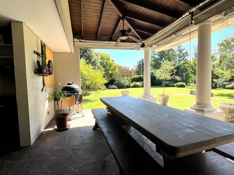 Casa 10 ambientes con 4 baños