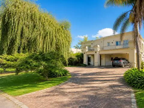 Venta casa en Abril Club de Campo