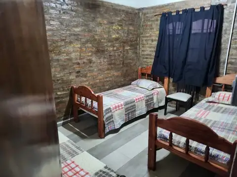 Exclusiva propiedad con complejo de 2 cabañas y 1 dúplex sobre amplio lote en Médano de Oro