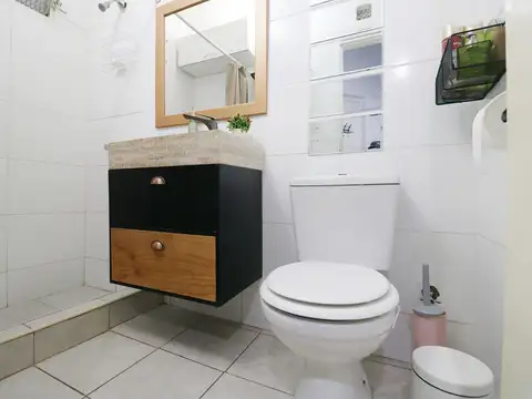 VENTA DE MONOAMBIENTE CON ENTREPISO EN ABASTO