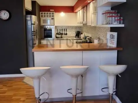 - EXCELENTE TRIPLEX DE 5 AMBIENTES MUY LUMINOSO CON COCHERA - PEQUEÑA PISCINA Y SOLARIUM - – QUINCHO