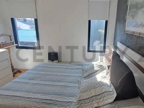 - EXCELENTE TRIPLEX DE 5 AMBIENTES MUY LUMINOSO CON COCHERA - PEQUEÑA PISCINA Y SOLARIUM - – QUINCHO