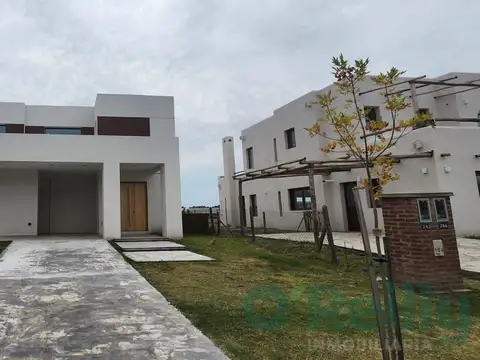 Casa a estrenar a la laguna en venta o alquiler, Barrio Santa Ana, Villanueva