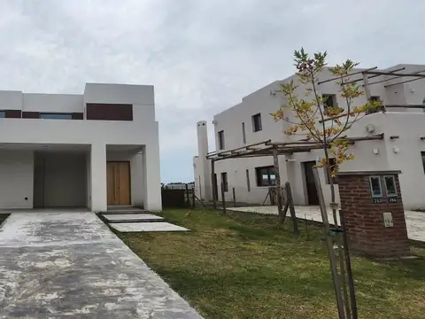 Casa en Alquiler en Villanueva, USD 3.500