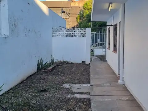 Casa en Alquiler con 2 cocheras