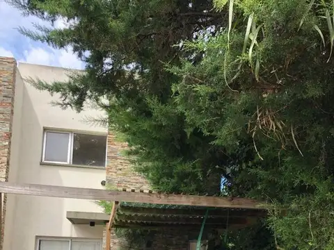 Casa en Alquiler con 1 cochera