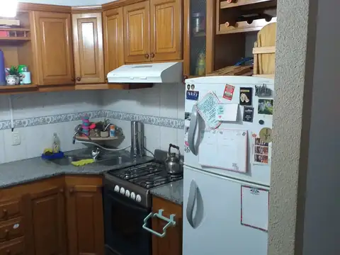 HERMOSO DUPLEX CON COCHERA - EXCELENTE ESTADO DE CONSERVACION - 3 AMB. - TOILETTE Y  BAÑO PPAL.