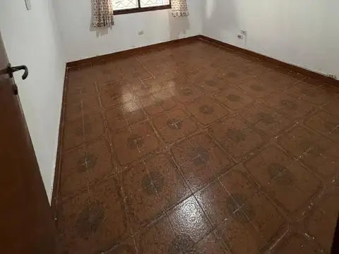 Casa de 3 ambientes con garage y patio en Remedios