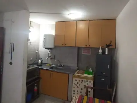 1º De Mayo 1600, Piso 1