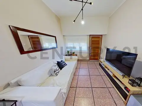 Casa 6 ambientes con 2 baños