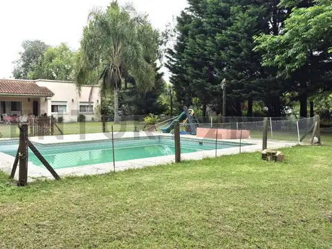 Venta  y/o Permuta Casa de 5 ambientes en Chacras de Uribelarrea.