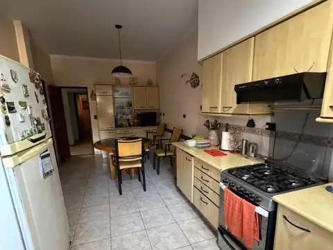 Casa 6 ambientes con 5 baños