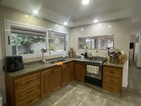 Casa 8 ambientes con 3 baños