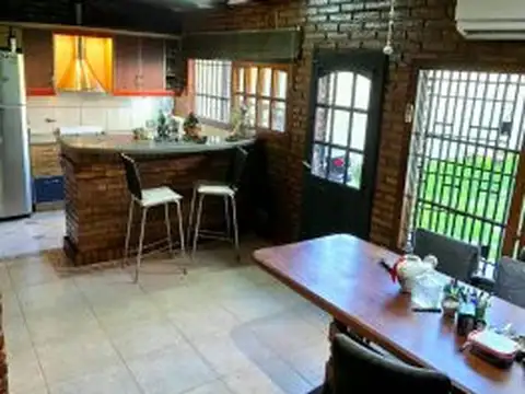 Casa 6 ambientes con 1 baño