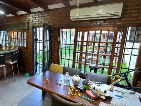 Alvarez Thomas 3328 - Casa de 3 dormitorios con patio y parrillero