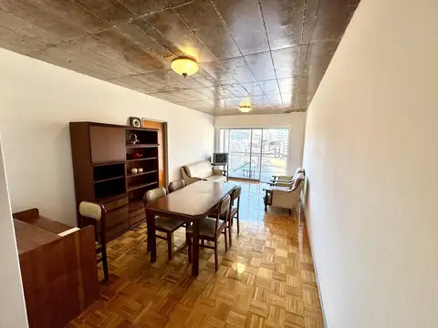 Venta Departamento centro dos dormitorios balcón corrido al frente