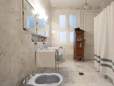 Departamento 9 ambientes con 5 baños