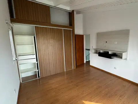 Casa 10 ambientes con 2 baños