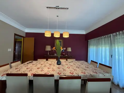 Casa 5 ambientes con 4 baños