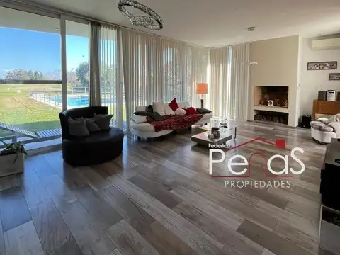 Casa en Venta con 2 cocheras