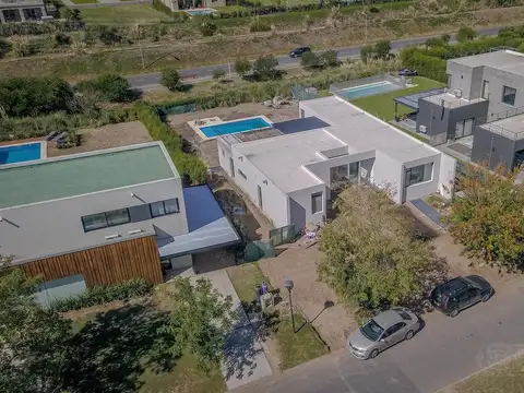 Casa en Venta con 2 cocheras