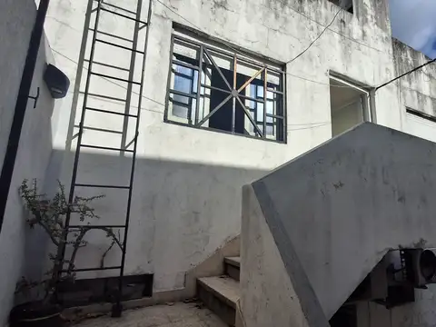 Excelente ubicacion 2amb al frente sobre cuenca  a reciclar SIN EXPENSAS