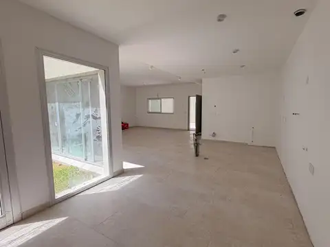 Pellegrini al 2700 - Casa 3 dormitorios - Pasillo unico