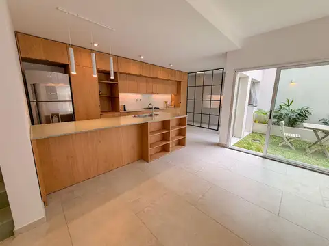 Pellegrini al 2700 - Casa 3 dormitorios - Pasillo unico