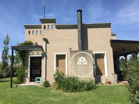 Elegante Casa Estilo Campo En Venta