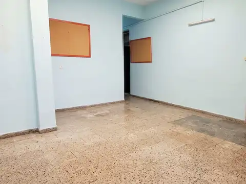 ALQUILER LOCAL ESQUINA FRENTE A PLAZA MALAVER – 147 M² – PLANTA BAJA – MÚLTIPLES DESTINOS