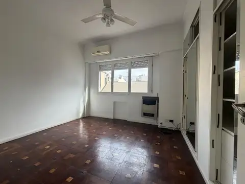 Amplio depto. 2 ambientes y medio en buena zona, cocina y baño completo