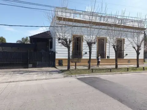 Excelente casa estilo colonial de 240mts 2 cocheras. 3 ambientes techos altos