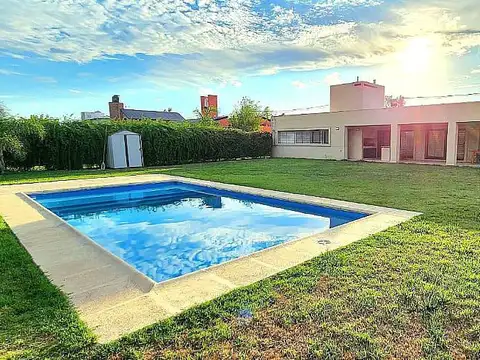 VENTA Casa 200mt2 - Parque 1450mt2- Funes Town