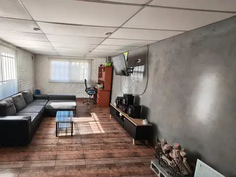 CASA AL FRENTE NUEVA Y OTRA AL FONDO A REFACCIONAR