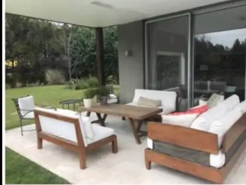 ALQUILER TEMPORAL ; EXCELENTE CASA EN EL BARRIO EL ENCUENTRO: ENERO Y FEBRERO