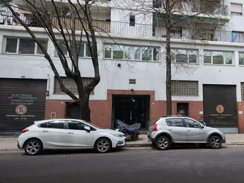 Departamento de 3 ambientes al frente con dos balcones.